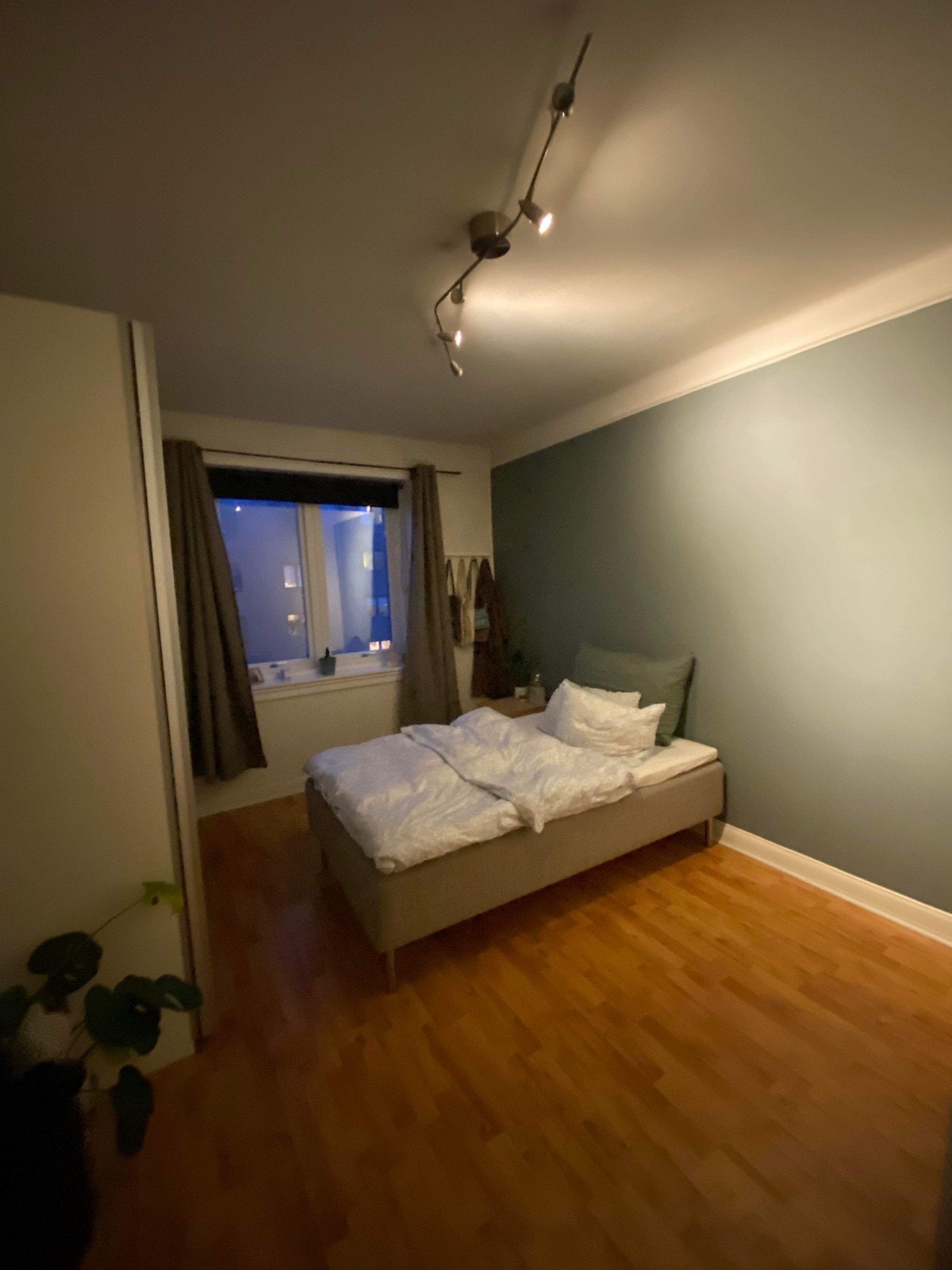 Rommet som leies ut (møblert fra tidligere leieforhold) Galleribilde