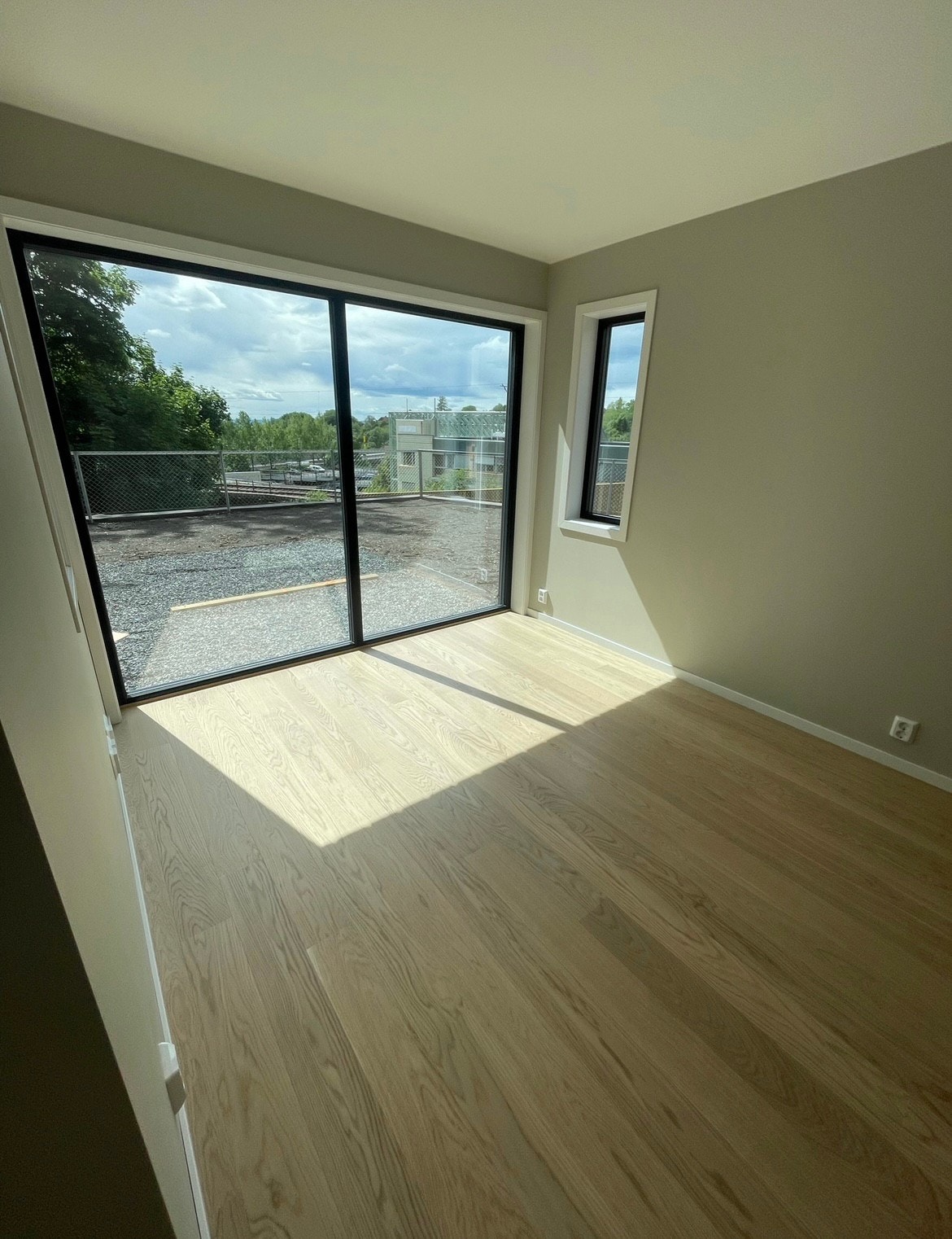 Bilde Umøblert - i dag er det montert gardiner Galleribilde