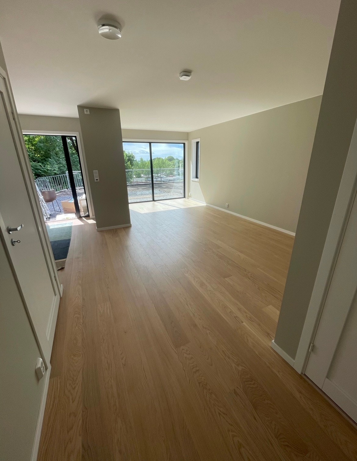 Bilde umøblert - i dag er det montert gardiner Galleribilde