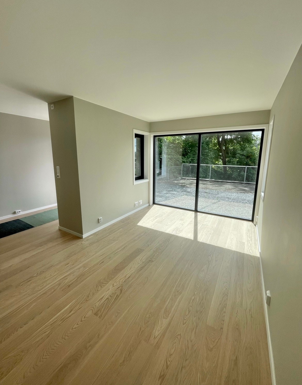 Bilde Umøblert - i dag er det montert gardiner Galleribilde