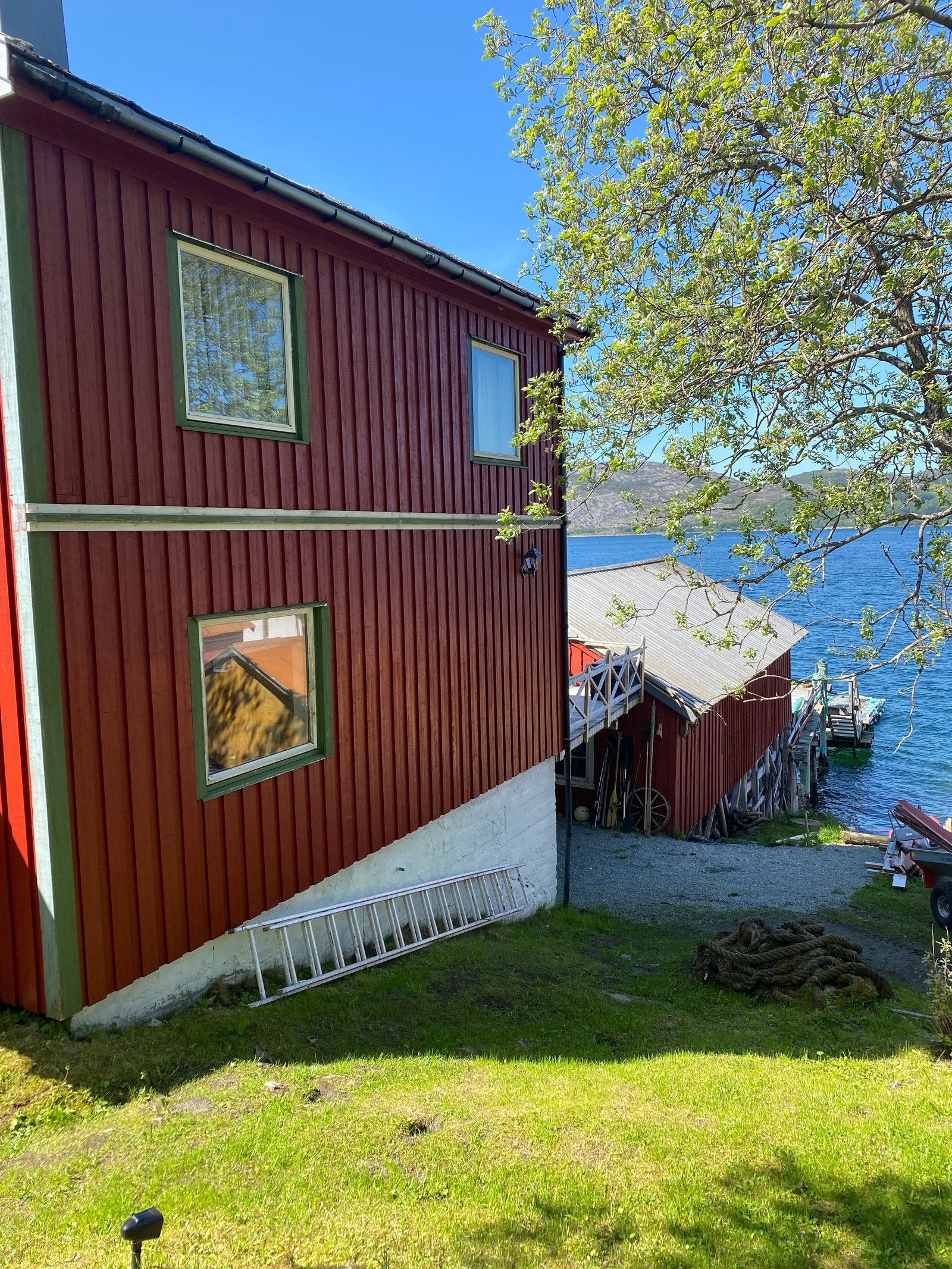 Baksiden av huset med gammel brygga i front Galleribilde