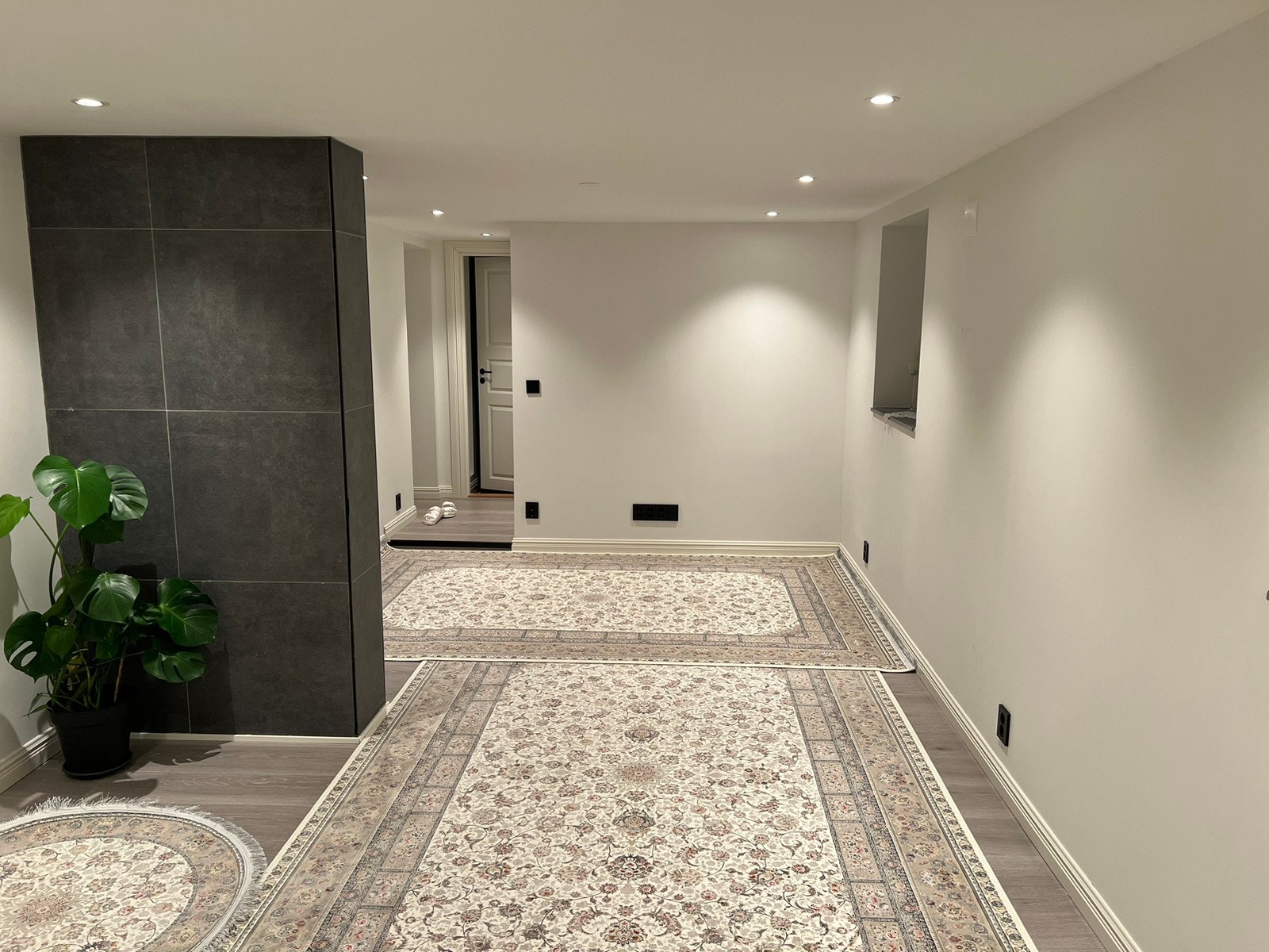 Stua, Lysene i hele boligen kan også justeres med mobil Galleribilde