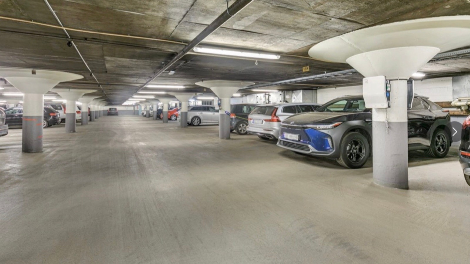 Min plass fremst i bildet etter søylen - mot vegg nærmest Kirkeveien Galleribilde