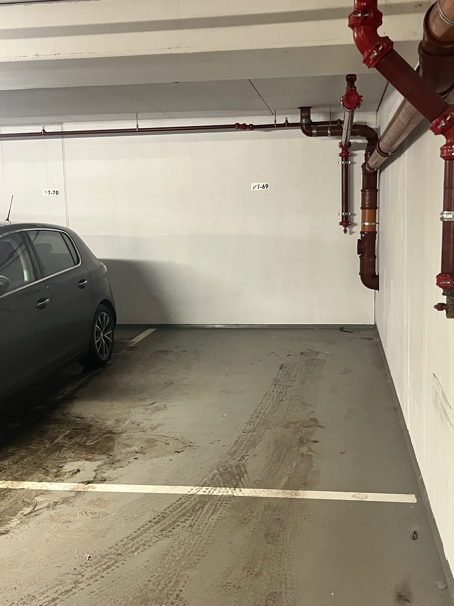 God bredde på plassen. Kan få plass til sykkel/motorsykkel i tillegg til bilen. Galleribilde