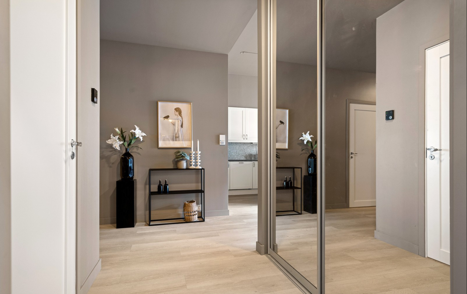 Entré med stor innebygd skyvedørsgarderobe med speil. Leiligheten har et balansert ventilasjonsanlegg som styres fra entréen Galleribilde