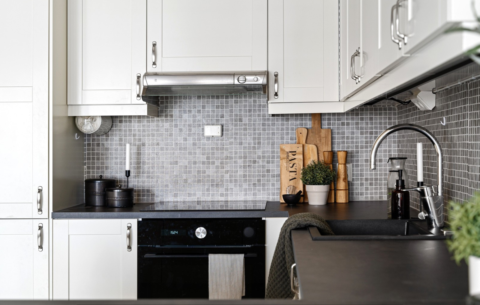 Ventilator over stekesone. Kjøkkenet har komfyrvakt og integrerte hvitevarer som platetopp, stekeovn, kjøl/fryseskap og oppvaskmaskin. Galleribilde