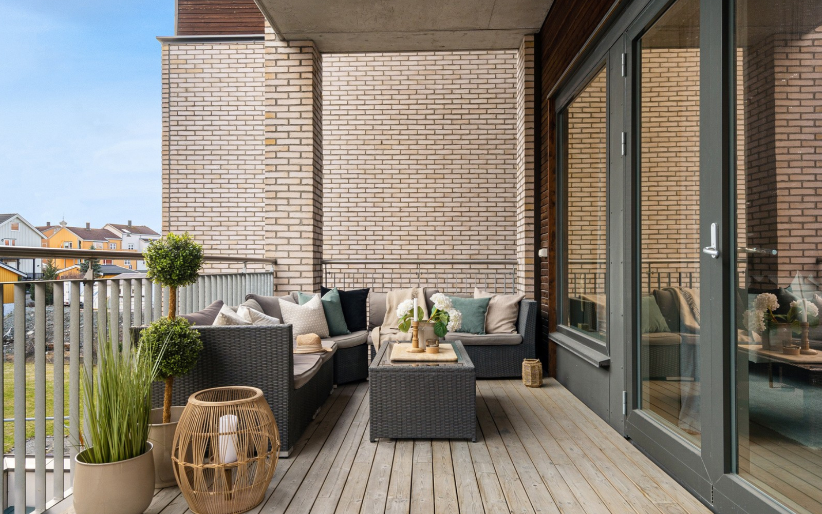 Hovedbalkongen. Her kan man enkelt innrede i ulike soner, og balkongen innbyr til hyggelige grillmiddager med god mat og drikke. Galleribilde