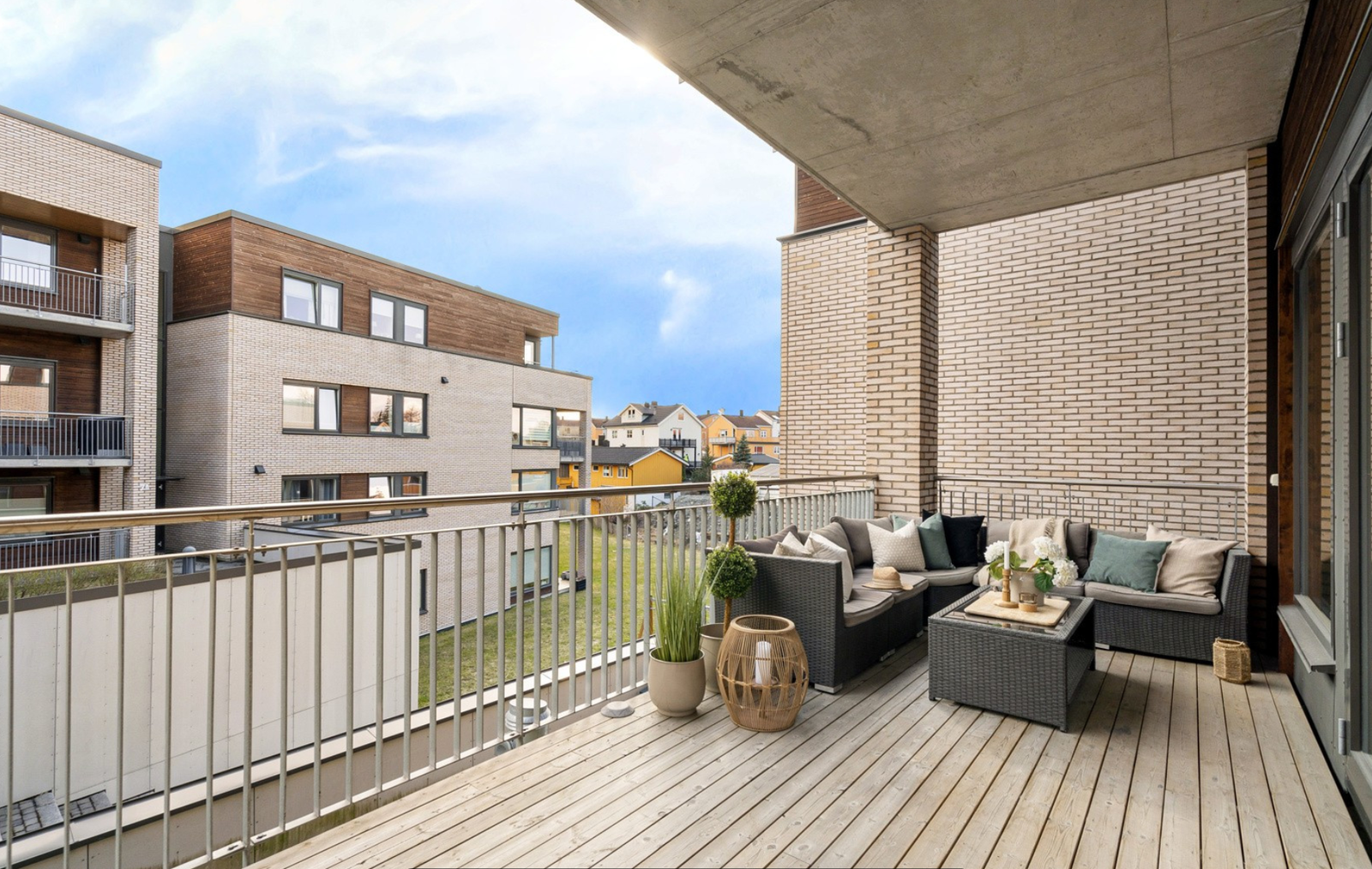 Balkongen har gode solforhold som passer utmerket på varme sommerdager. Galleribilde