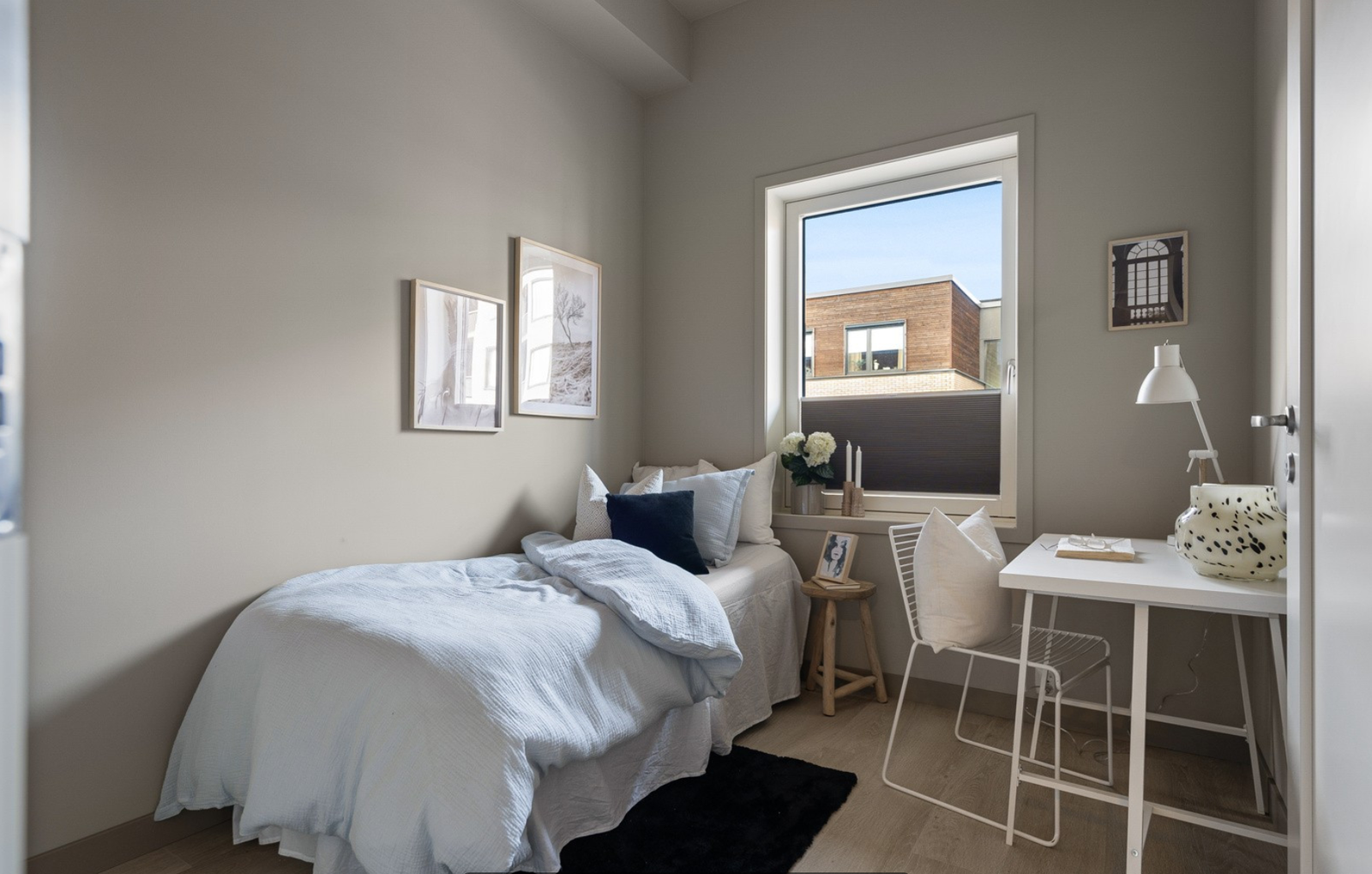Boligen har to soverom. Dette soverommet er på ca. 7,1 kvm. Galleribilde