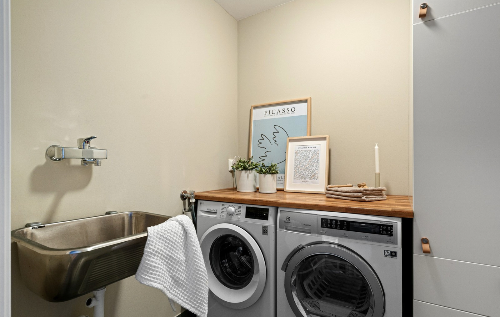 Praktisk vaskerom. Tørketrommel og vaskemaskin følger med. Galleribilde