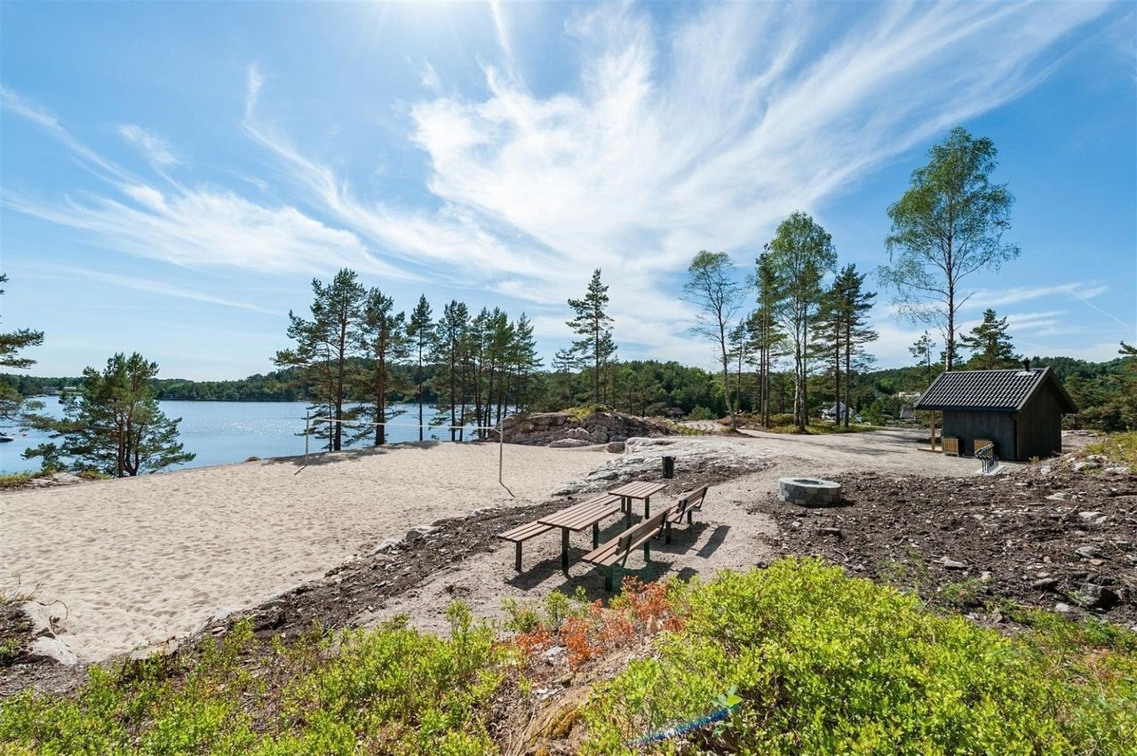 Friområde med sandvolleyballbane, badebrygge, grillplass, toalett og barnevennlig strand. Galleribilde