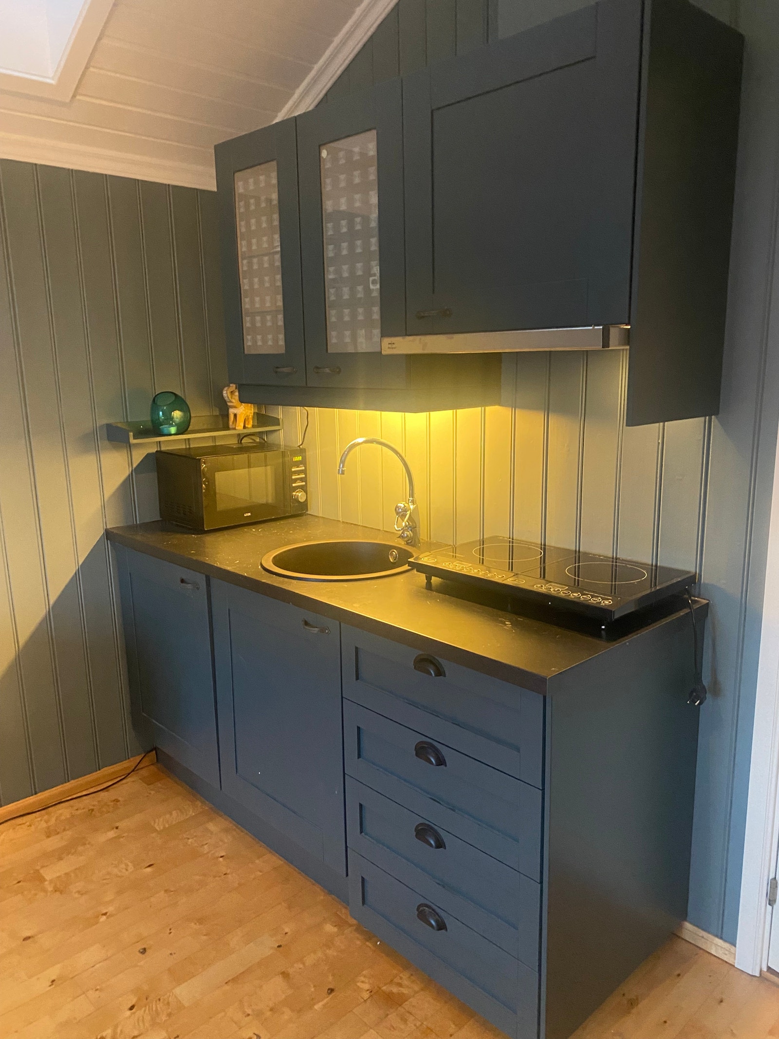 Kjøkken med induksjonstoppn mikroovn og kjøeskap samt alt av serverings/matlagingsutstyr. Airfryer om ønskelig Galleribilde