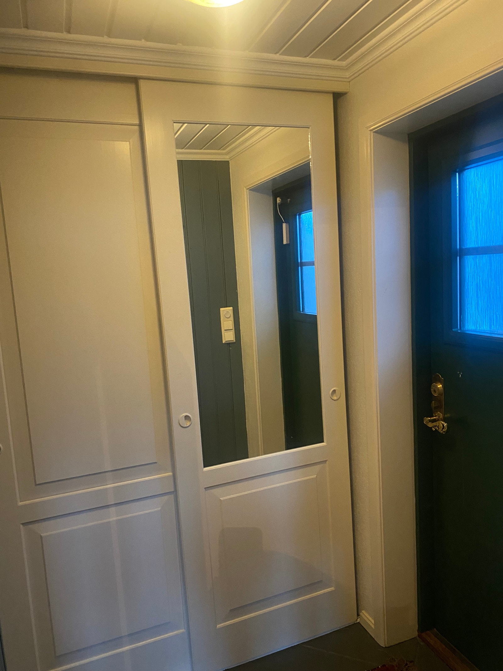 Garderobe i hall Galleribilde