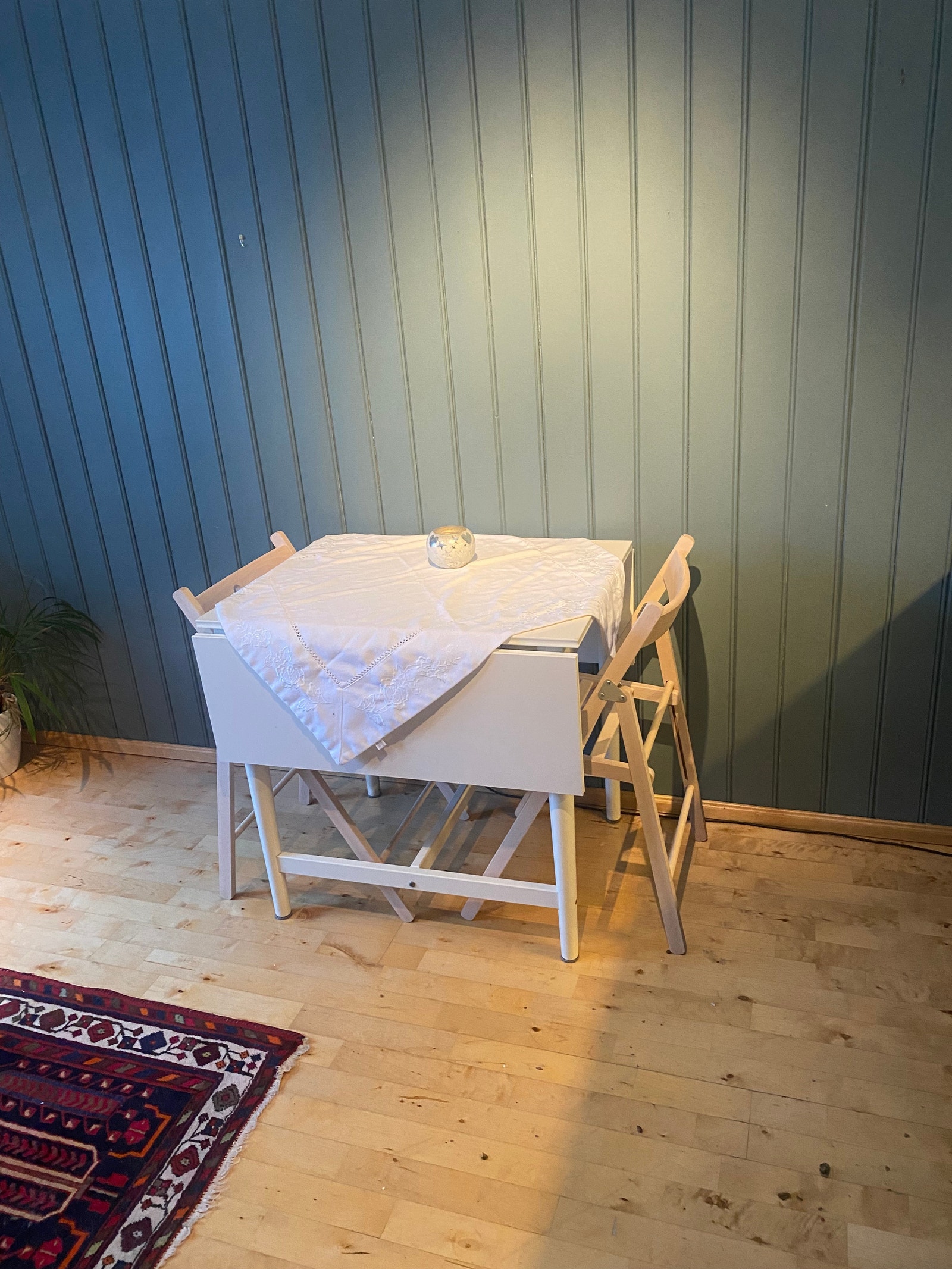 Koselig spiseplass med dobbelt klaffbord for besøk eller stor arbeiddplass/kontorpult Galleribilde