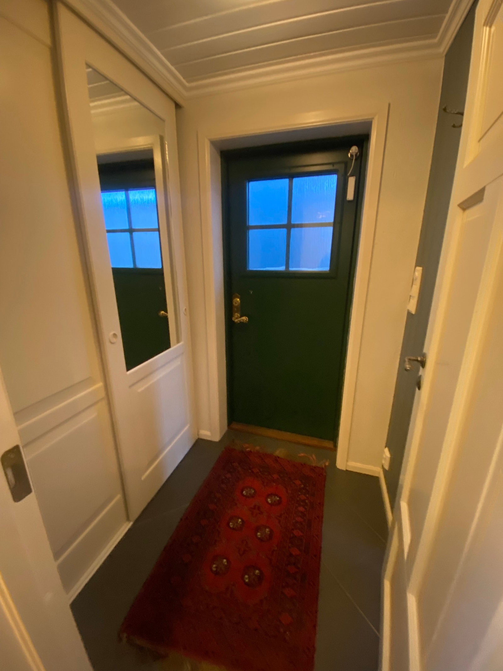 Hyggelig inngangshall med stort garderobeskap med mye lagringsplass Galleribilde