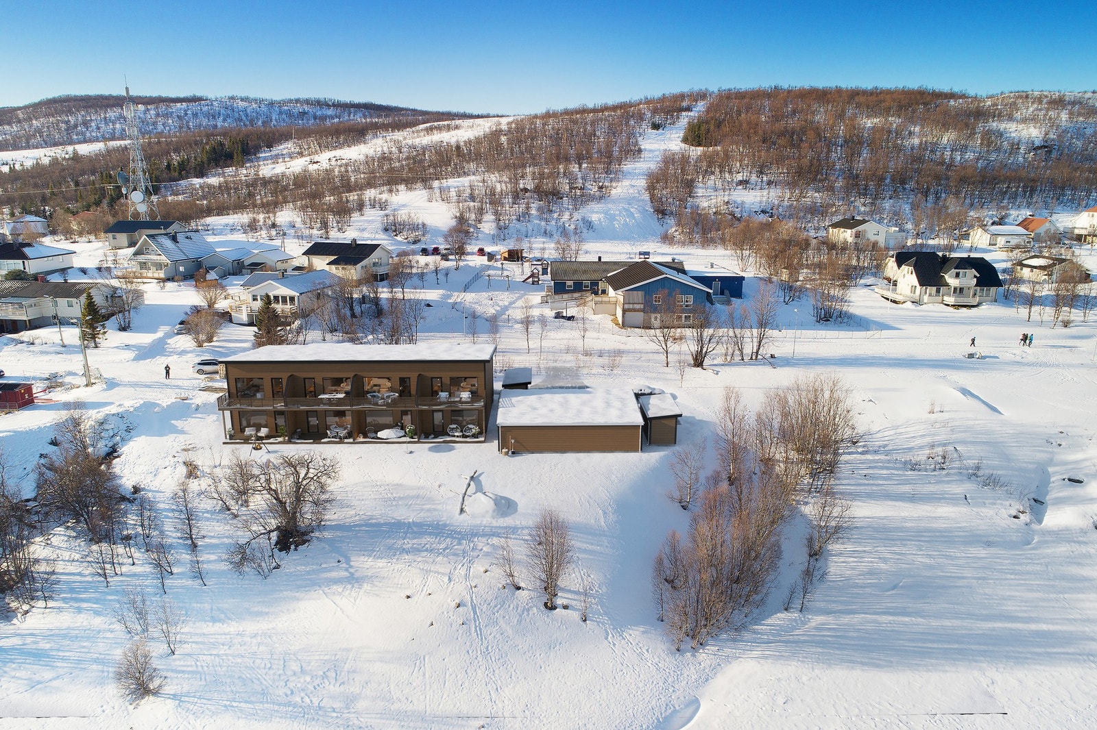 Leilighetsbygget ligger ovenfor den gamle banken på Hansnes med flott utsikt over innseilingen til Hansnes (illustrasjonsbilde, endringer vil forekomme). Galleribilde