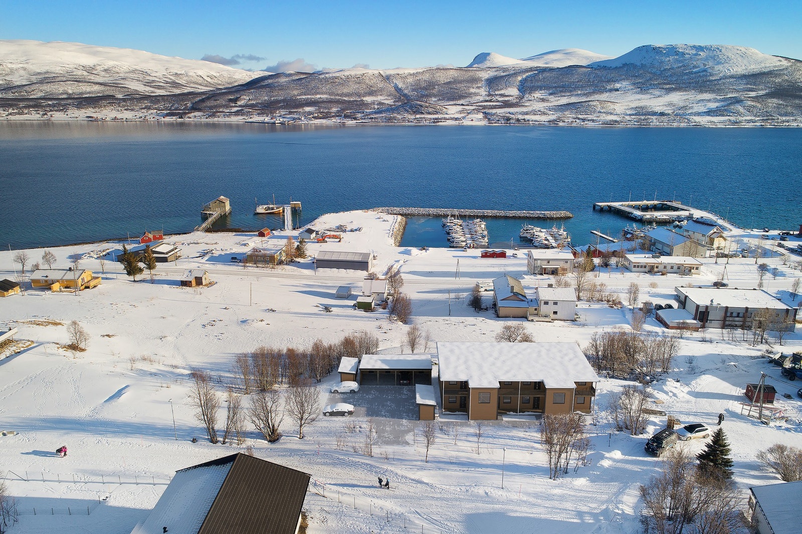Flott beliggenhet sentralt på Hansnes med kort vei til butikk, bensinstasjon, skole, barnehage, flotte turområder m.m. (illustrasjonsbilde, endringer vil forekomme). Galleribilde