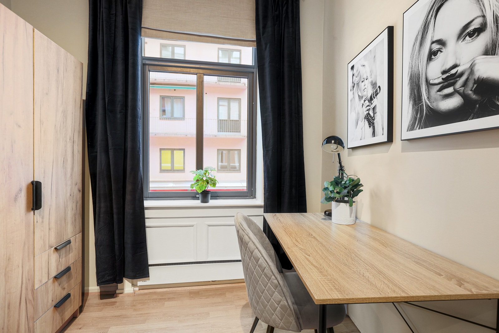 Rom 4 har spennende utforming. God plass rundt klesskap og pult Galleribilde