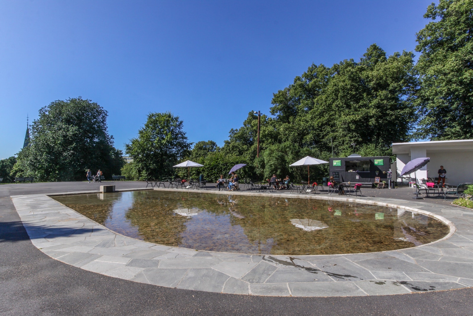 Nærområde med parker og spisesteder Galleribilde