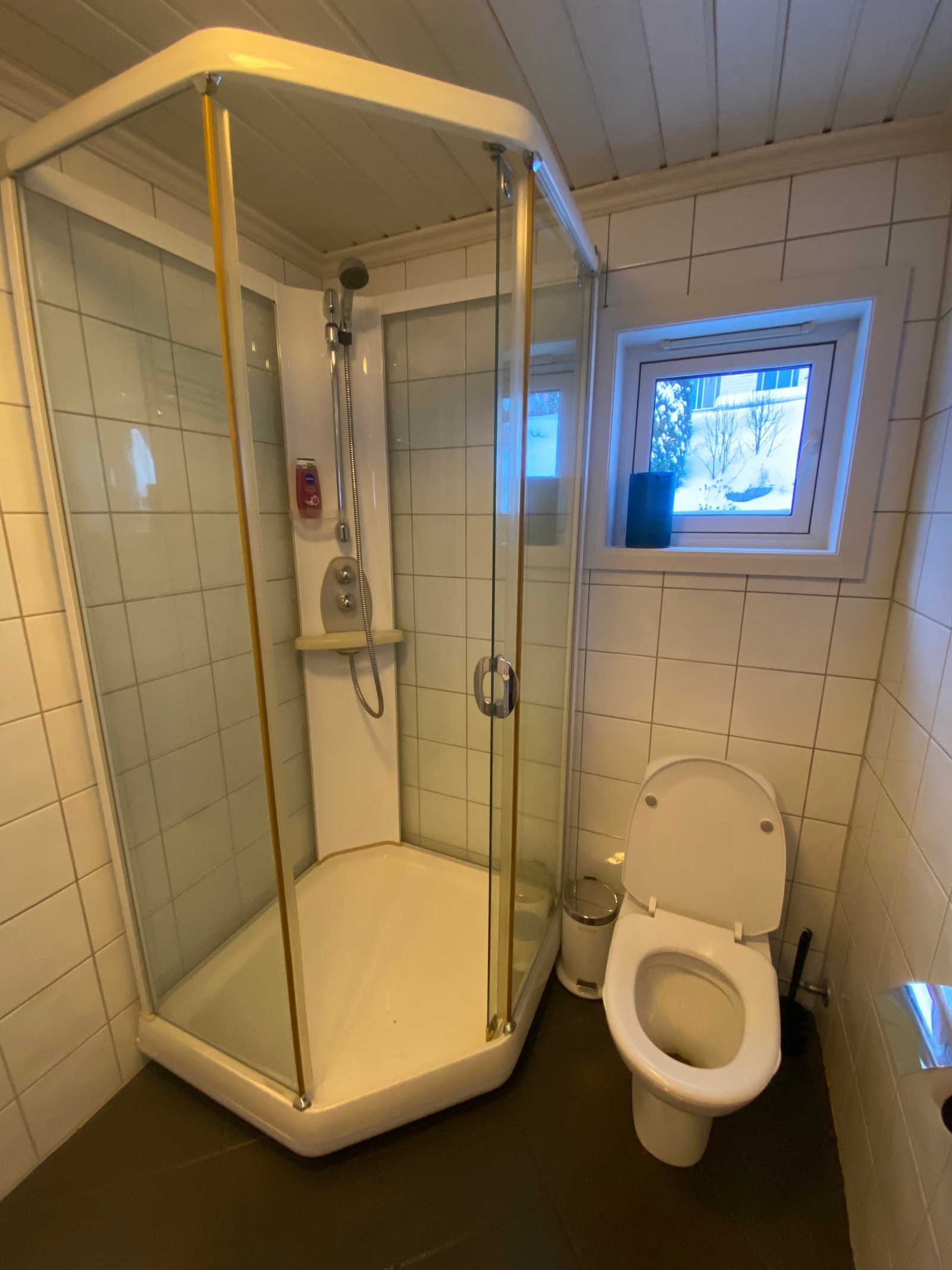 Bad med varme i gulv, vifte og luftevindu Galleribilde