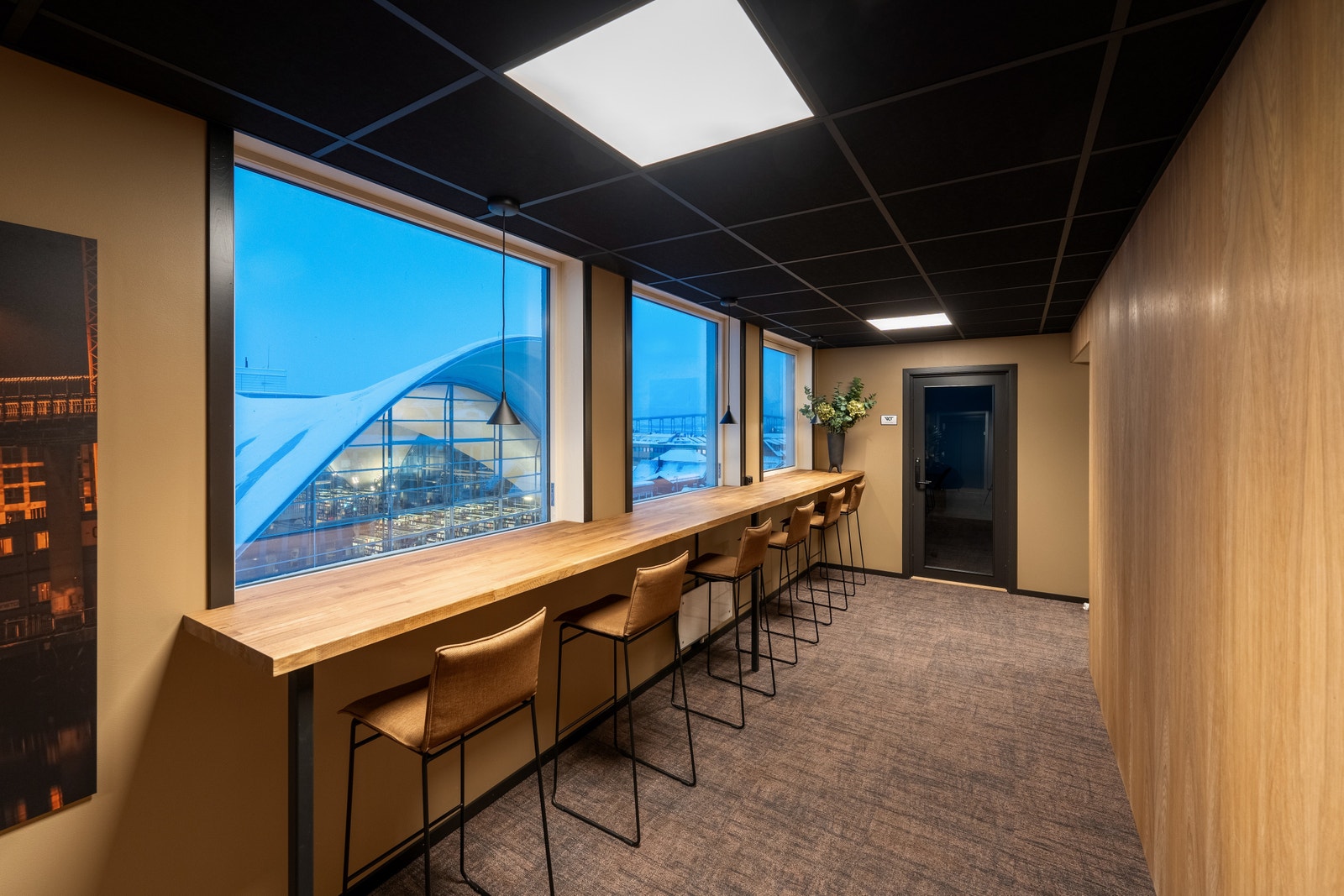 Sittebenk for å nyte en kaffe, med utsikt til biblioteket og Tromsdalen Galleribilde