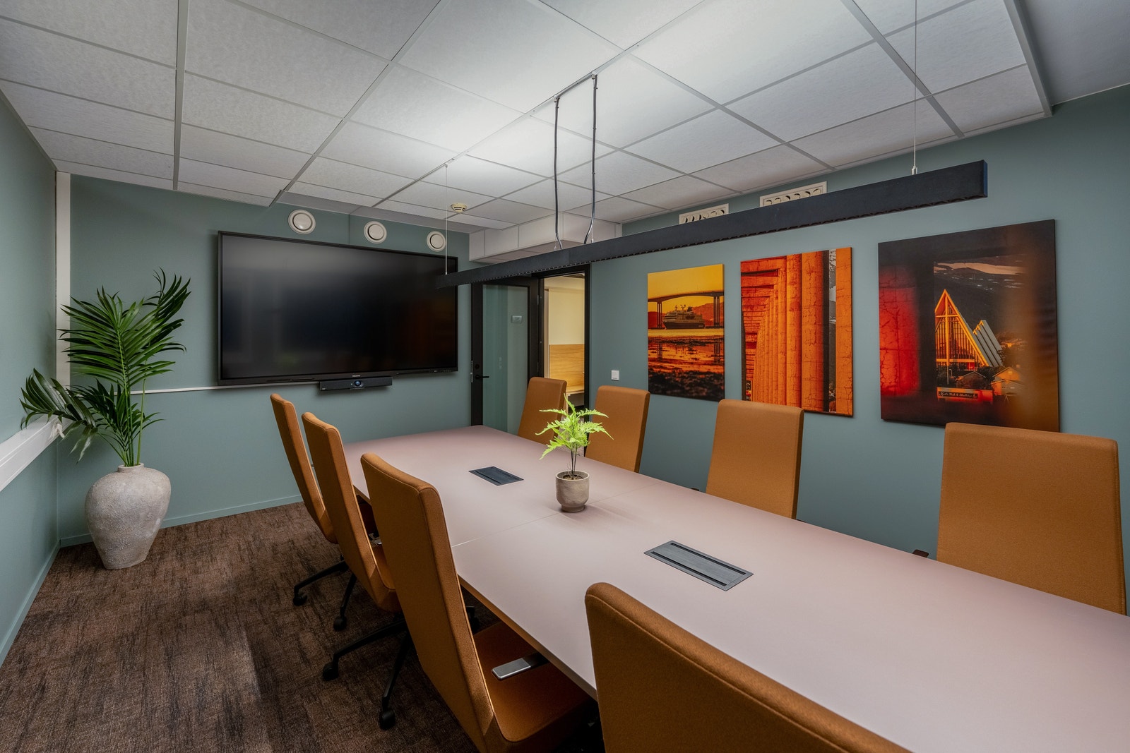 Møterom med hyggelig atmosfære og moderne utstyr Galleribilde