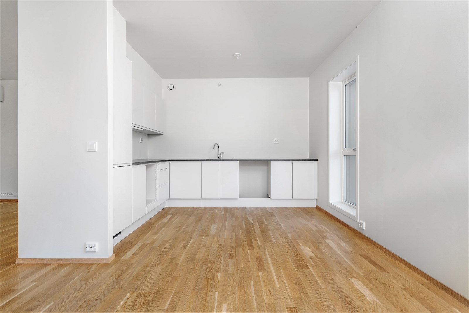 Lys og moderne kjøkkeninnredning fra Norema Galleribilde