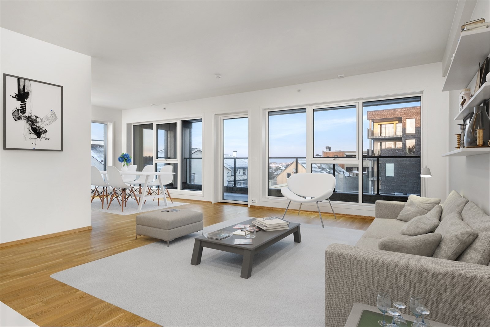 Store vindusflater mot balkongen på hele 19 kvm iflg tegning, arealavvik kan forekomme. (bildene er tatt i leiligheten over) Galleribilde