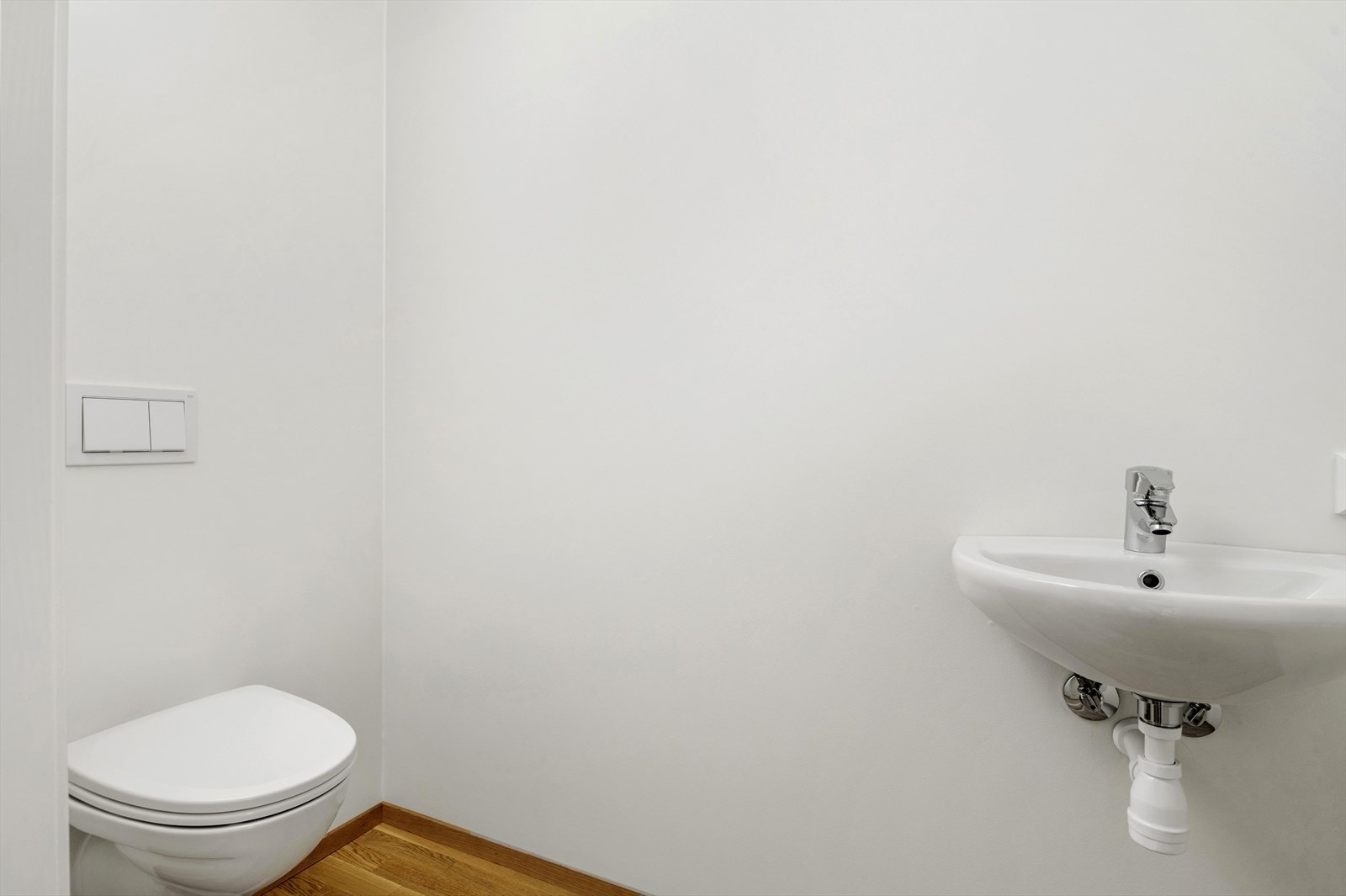 Praktisk gjestetoalett i leiligheten. Galleribilde