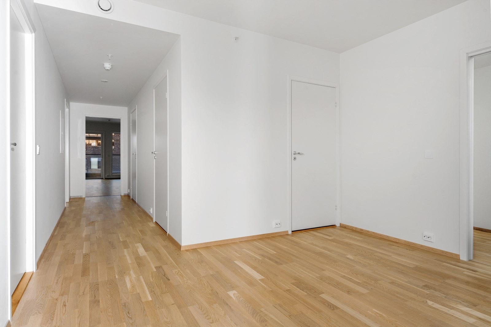 Fra entréen kommer man inn til forstuen. Med to stuer i leiligheten er det alltid et sted å være. Galleribilde