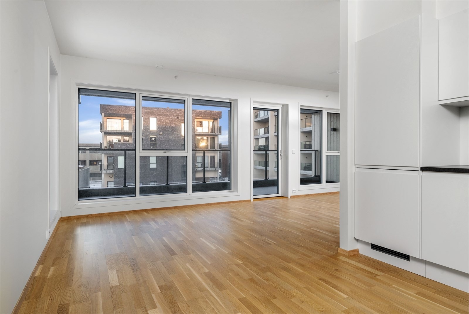 Kjøkken og stue i åpen løsning, men kjøkkenet er samtidig trukket litt bort. (bildene er tatt i leiligheten over) Galleribilde