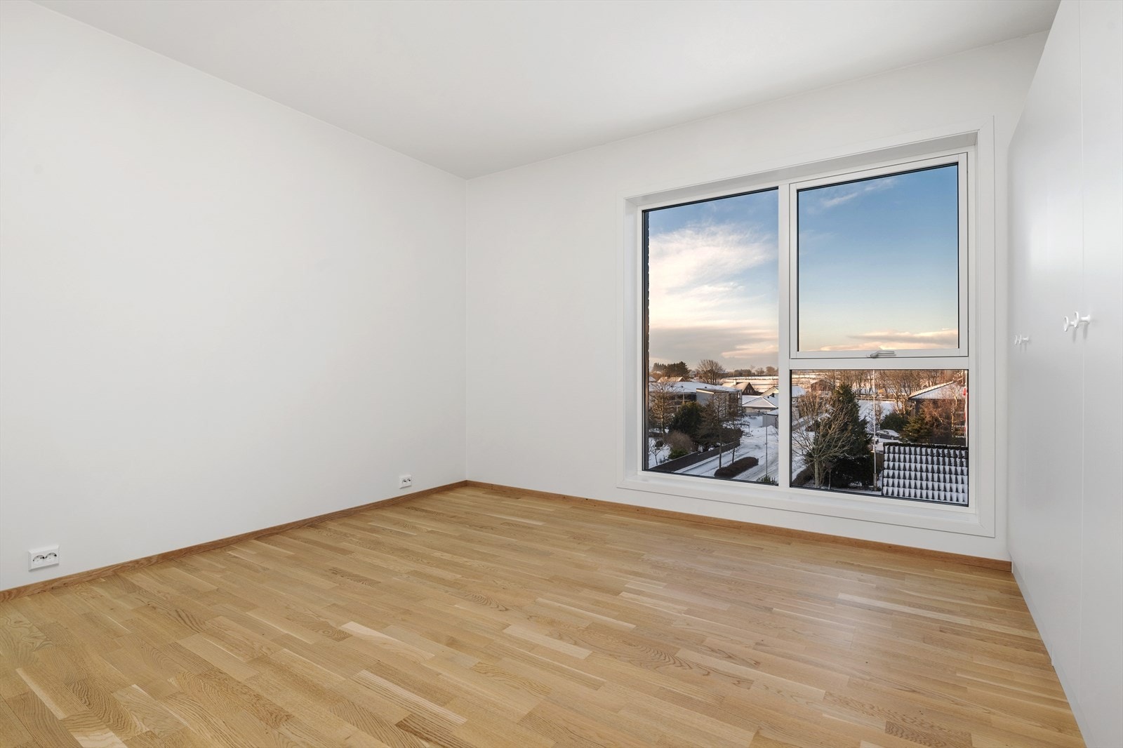 Leiligheten har to romslige soverom. Begge på ca. 14 kvm. God plass til seng og garderobe. (bildene er tatt i leiligheten over) Galleribilde