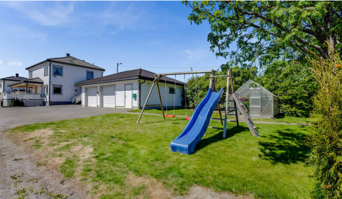 Hage har lekeplass til barn Galleribilde