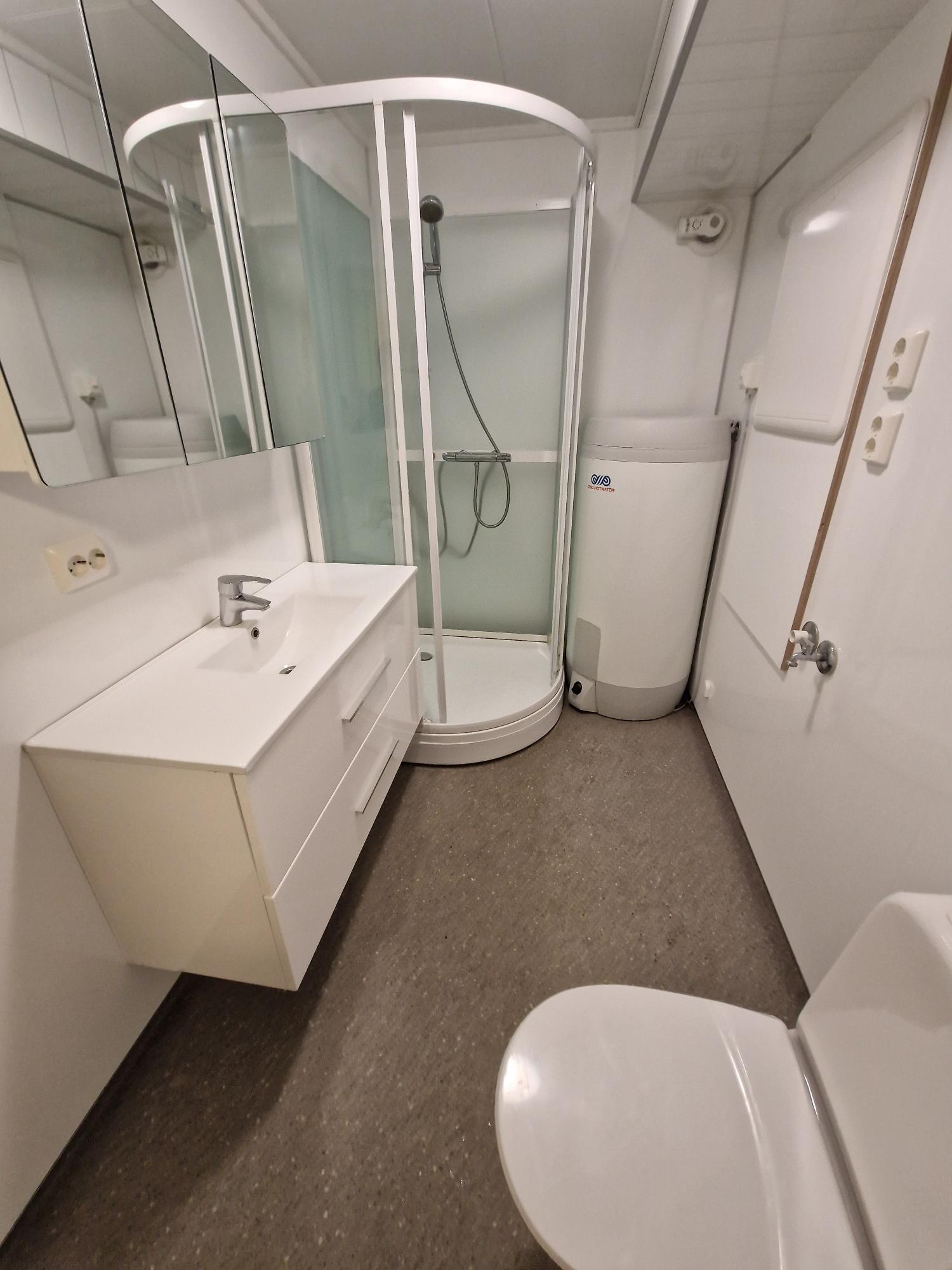 Bad med mulighet til å koble opp vaskemaskin. Galleribilde