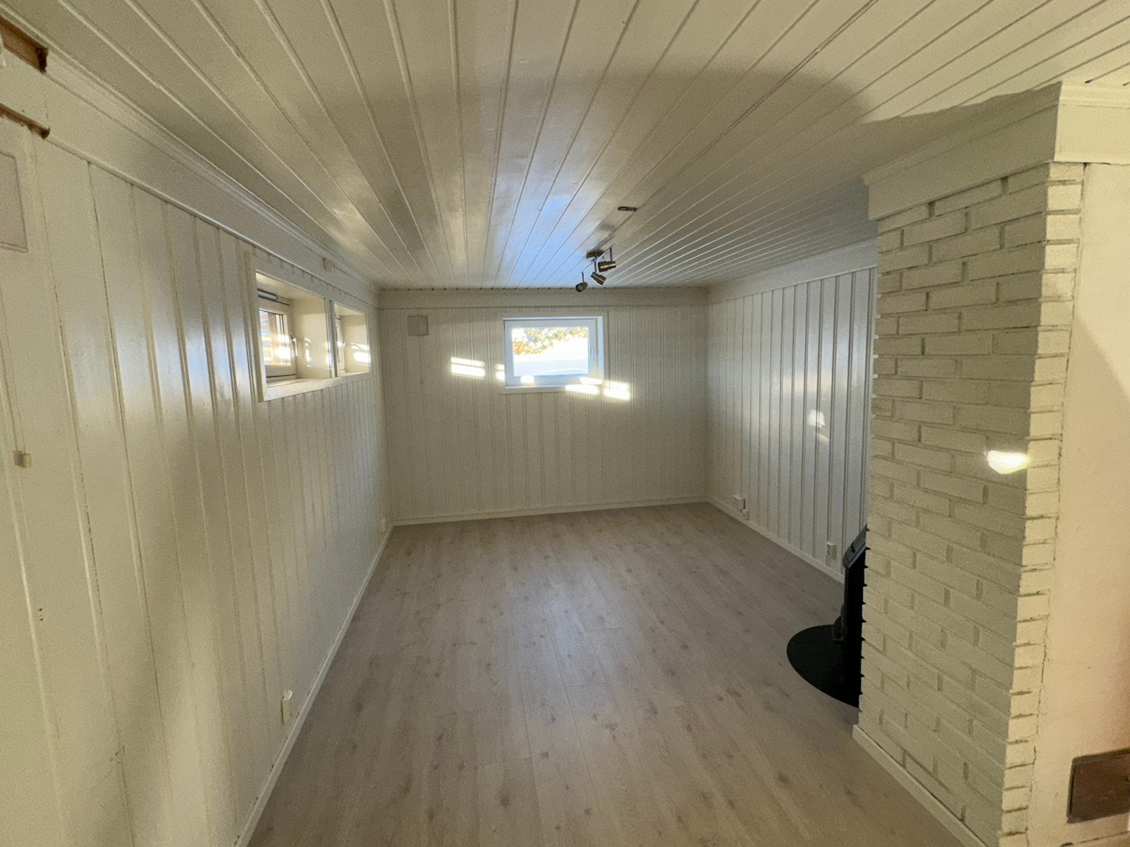 Romslig og lys stue, med peis som varmer godt. Galleribilde