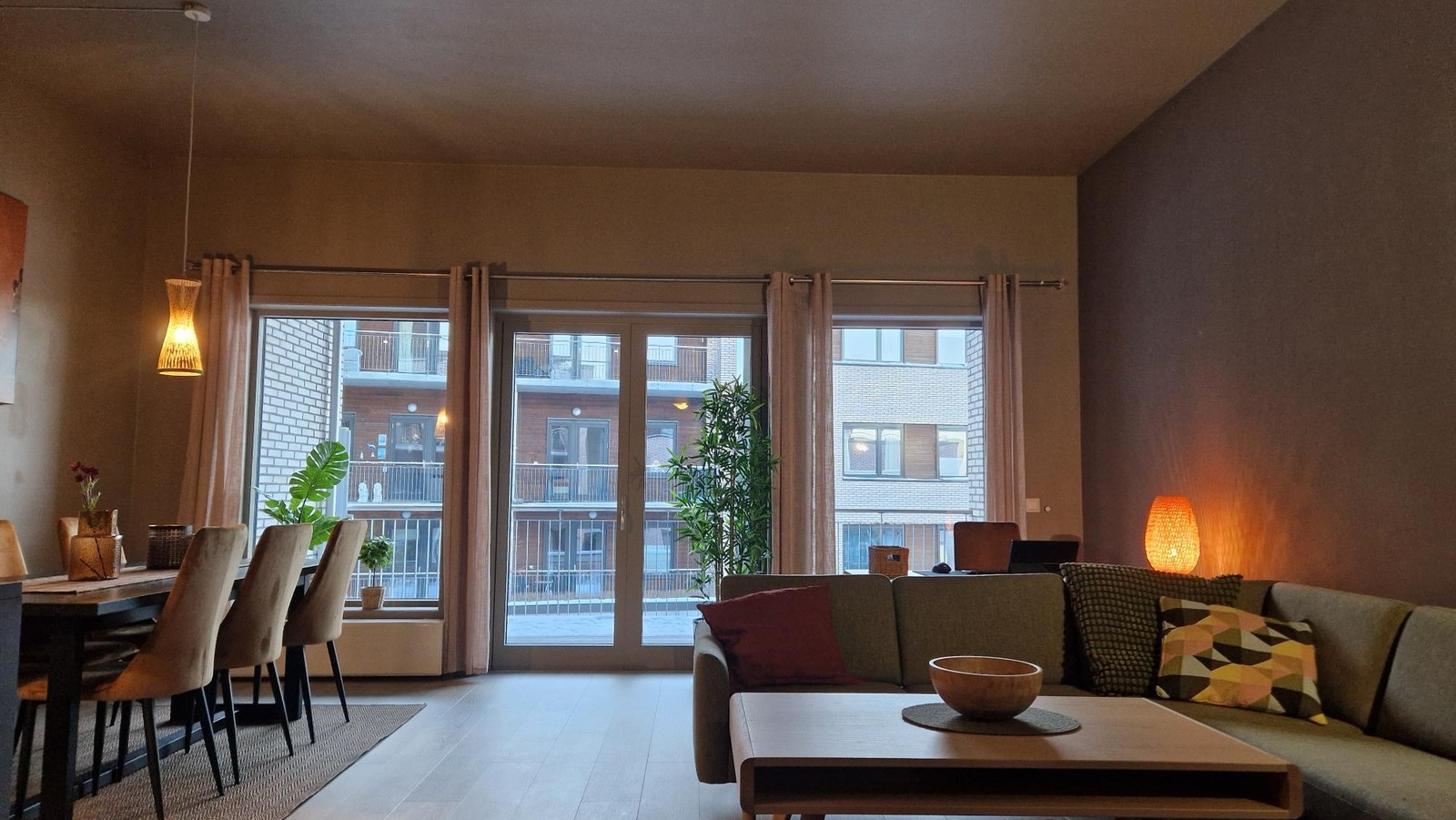 Stuen kan enkelt innredes med spisebord og sofa, og gir fremdeles en luftig romfølelse. Galleribilde