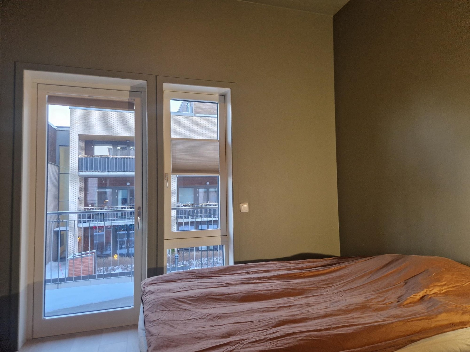 Soverommet har gode vindusflater som sørger for rikelig med naturlig lys. Direkte utgang til balkong. Galleribilde
