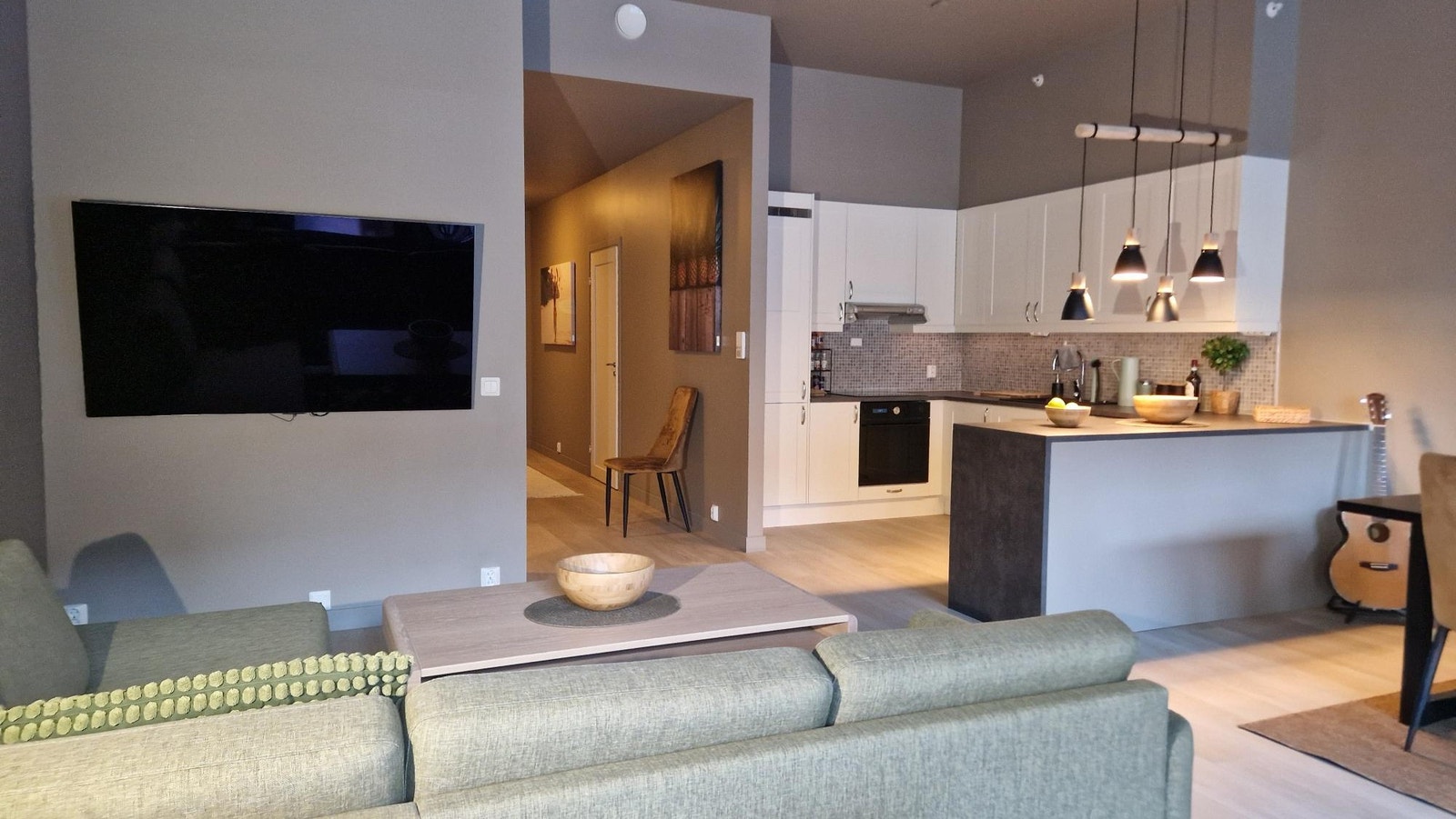 Det er god møbleringsfrihet, og stuen kan enkelt innredes med flere sittegrupper - uten at det oppleves rotete. Galleribilde