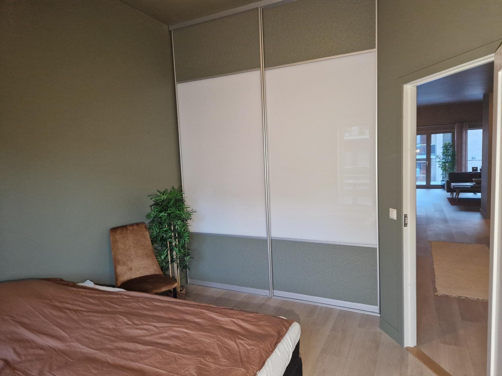 På soverommet er det plass til dobbeltseng og en stor skyvedørsgarderobe. Galleribilde