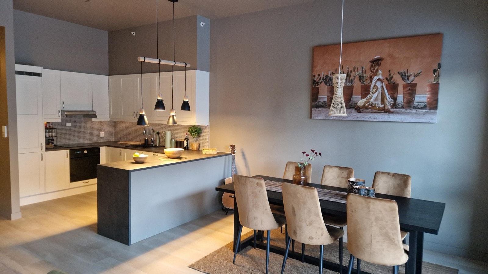 Stuen er naturlig inndelt i ulike brukssoner, og det passer utmerket å innrede med spisebord utenfor kjøkkenet. Galleribilde