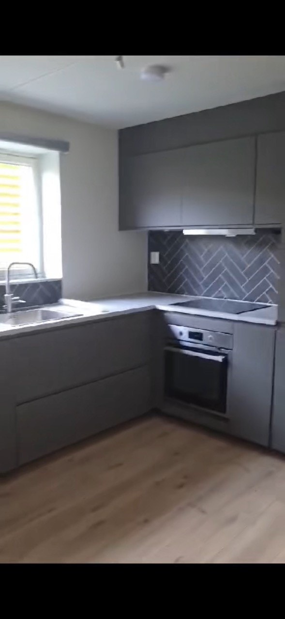 Nytt kjøkken fra 2021, store vinduer fra oppholdsrom i sokkel uten innsyn fra naboer. Galleribilde