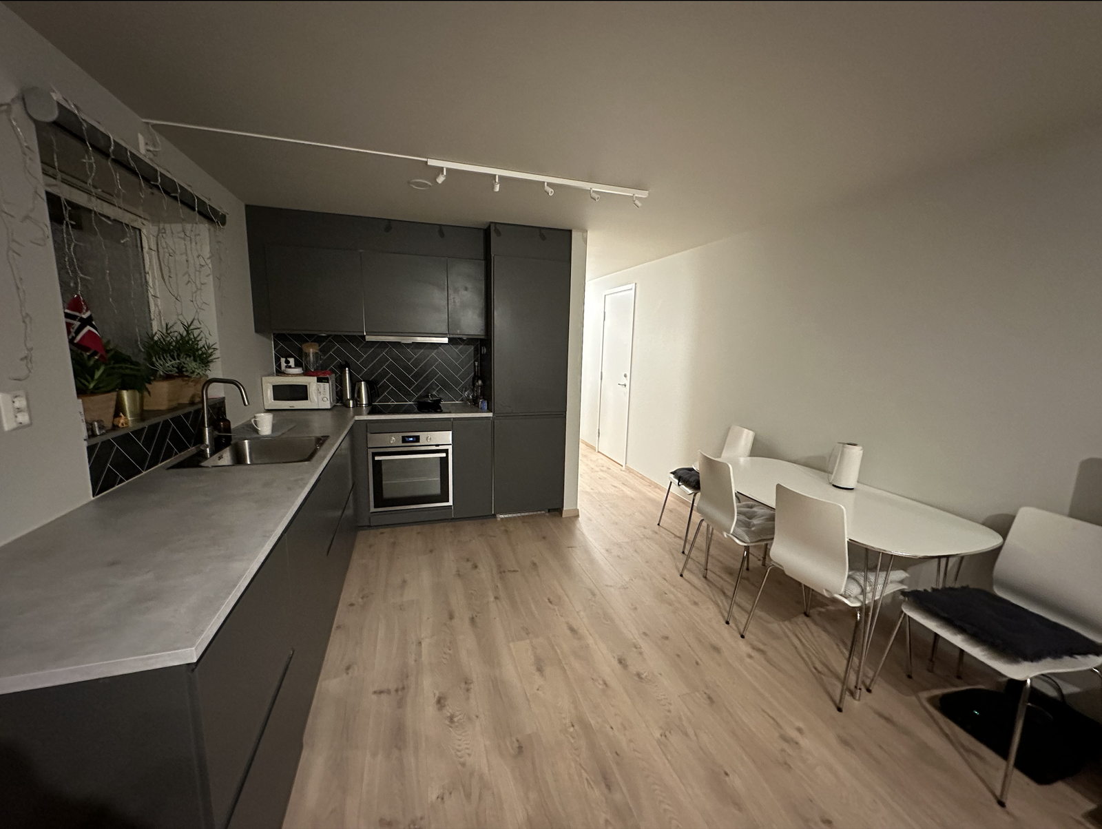 Kjøkken, nåværende leietakers møblement fremkommer. Galleribilde