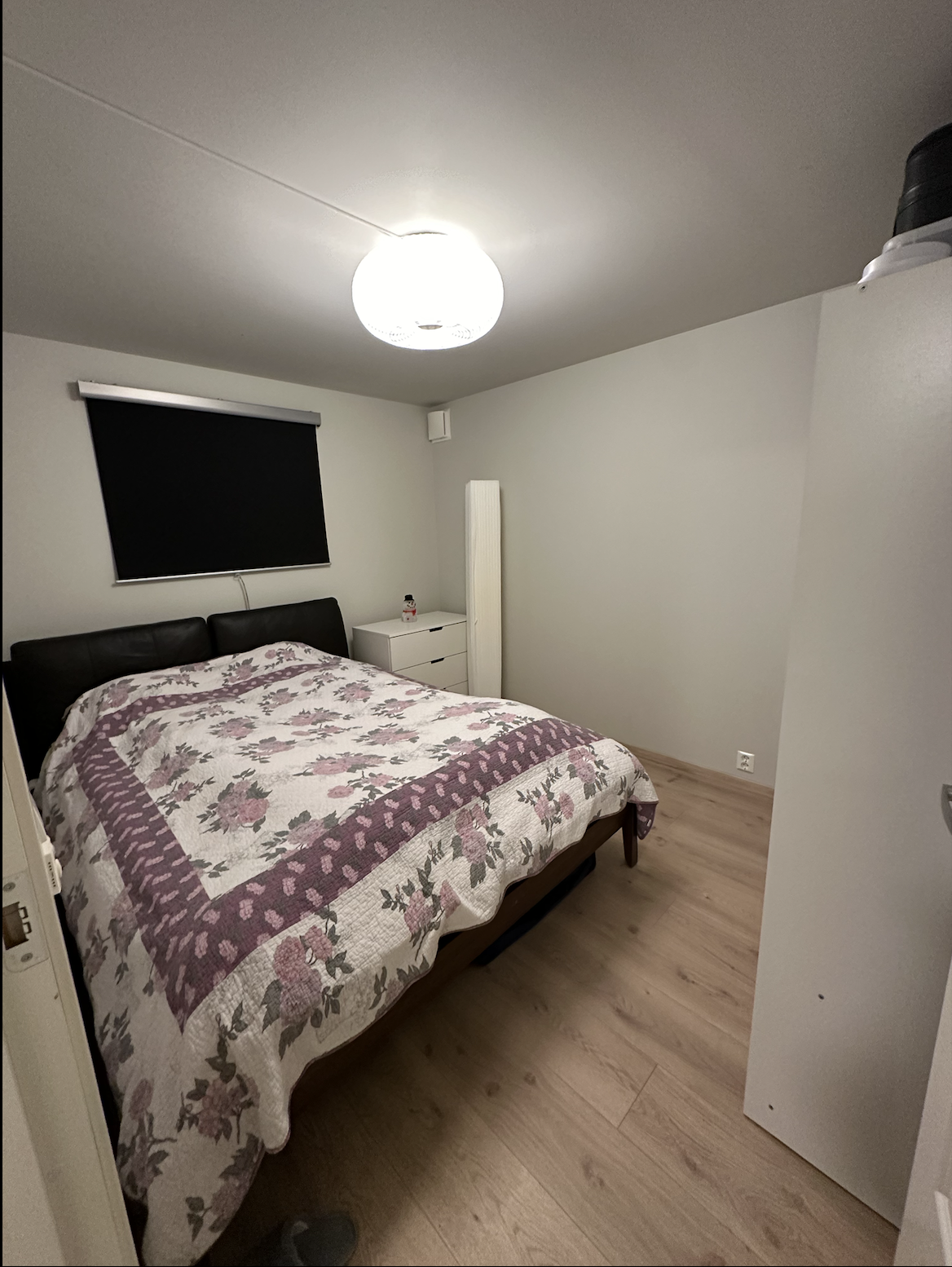 Nyoppusset soverom, nåværende leietakers møblement fremkommer. Galleribilde