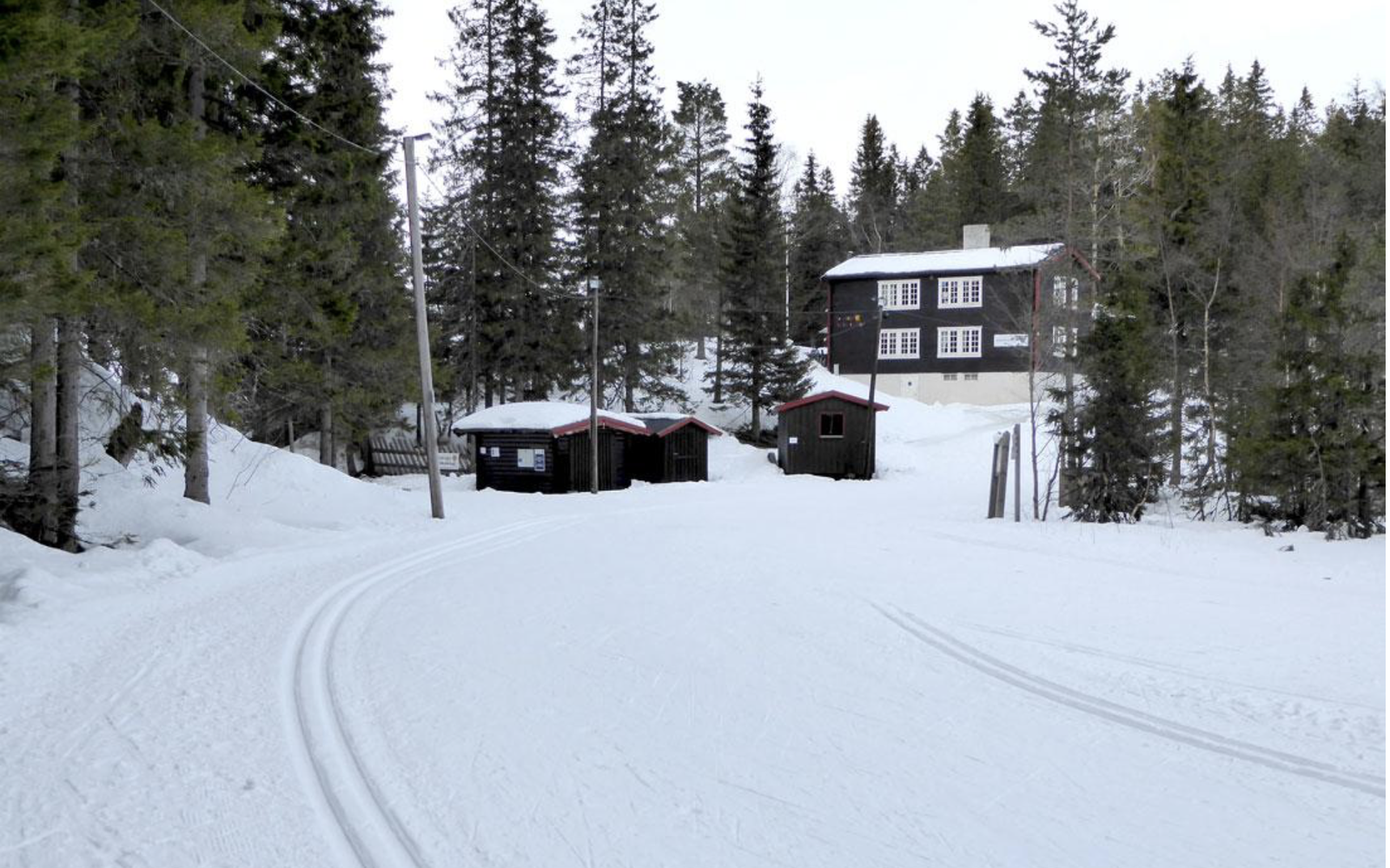 Kort vei til Tjønnstuggu. Åpen kafé på søndager. Fra Tjønnstuggu går det en lysløype på 1,4 km rundt Solemstjønna. Parkeringsplassen ved Tjønnstuggu er ofte utgangspunkt for turgåere som går opp på Solemsvåttan. Galleribilde