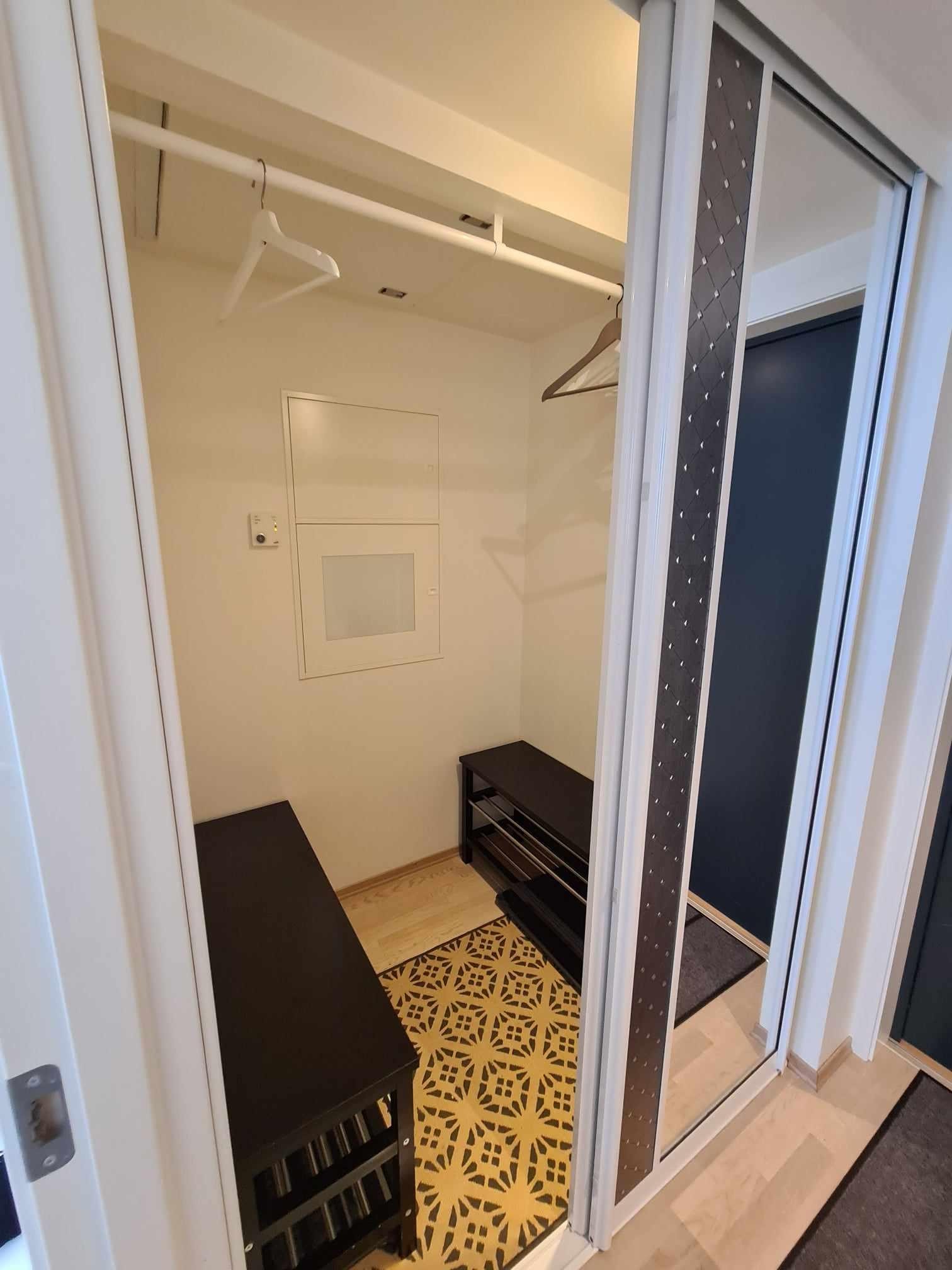 Garderobe i gang Galleribilde