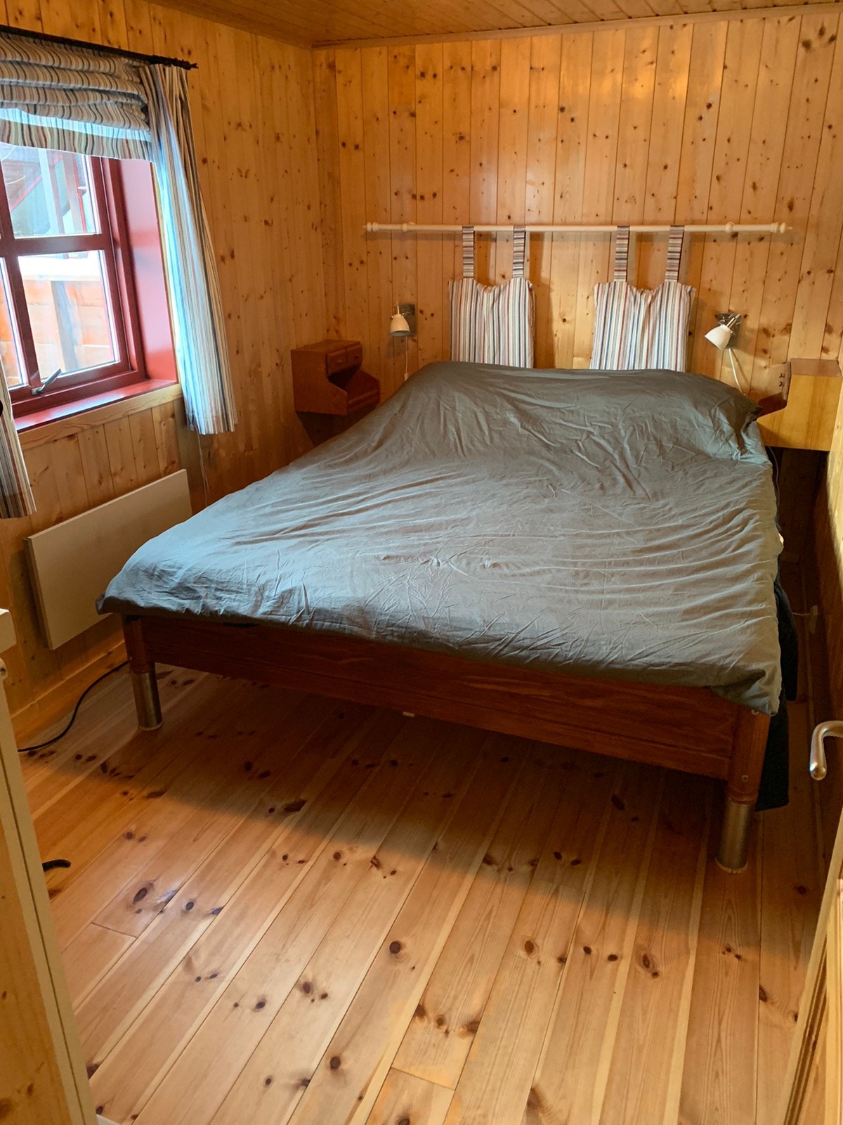 "Soverom 4" i 1.etasje. Master bedroom, plass til to stykker. Galleribilde