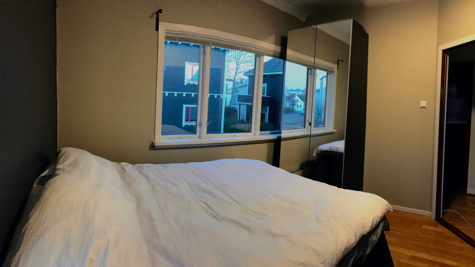 Soverom 2, plass på dobbeltseng med god lys Galleribilde