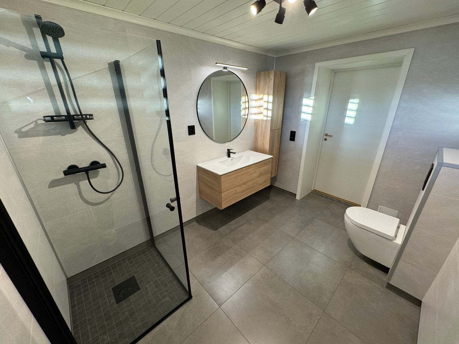 Helt nytt bad, med høy standard. God plass til både vaskemaskin og evt tørketrommel, godt med oppbevaringsplass. Galleribilde