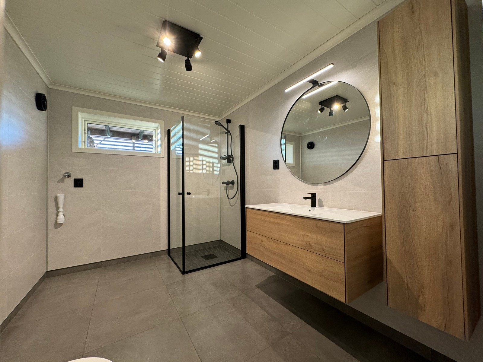 Helt nytt bad, med høy standard. God plass til både vaskemaskin og evt tørketrommel, godt med oppbevaringsplass. Galleribilde