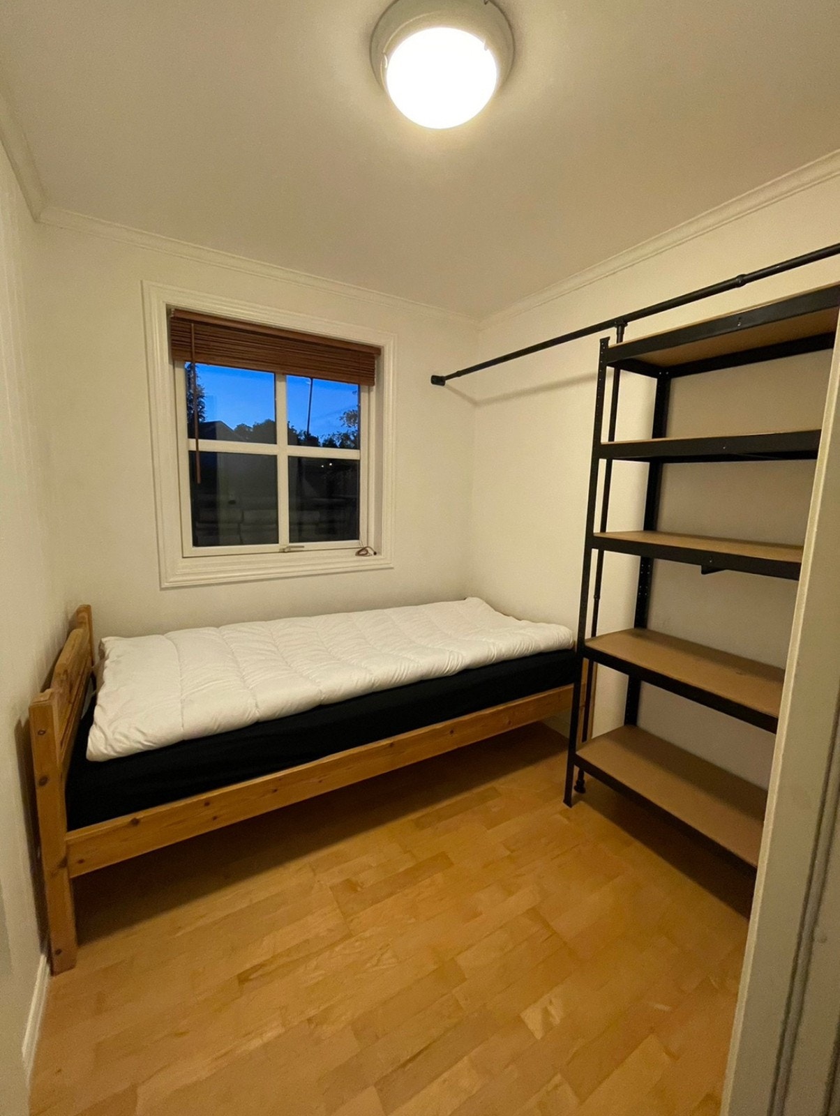 Soverom 2 leilighet / 2nd bedroom basement apartment Galleribilde